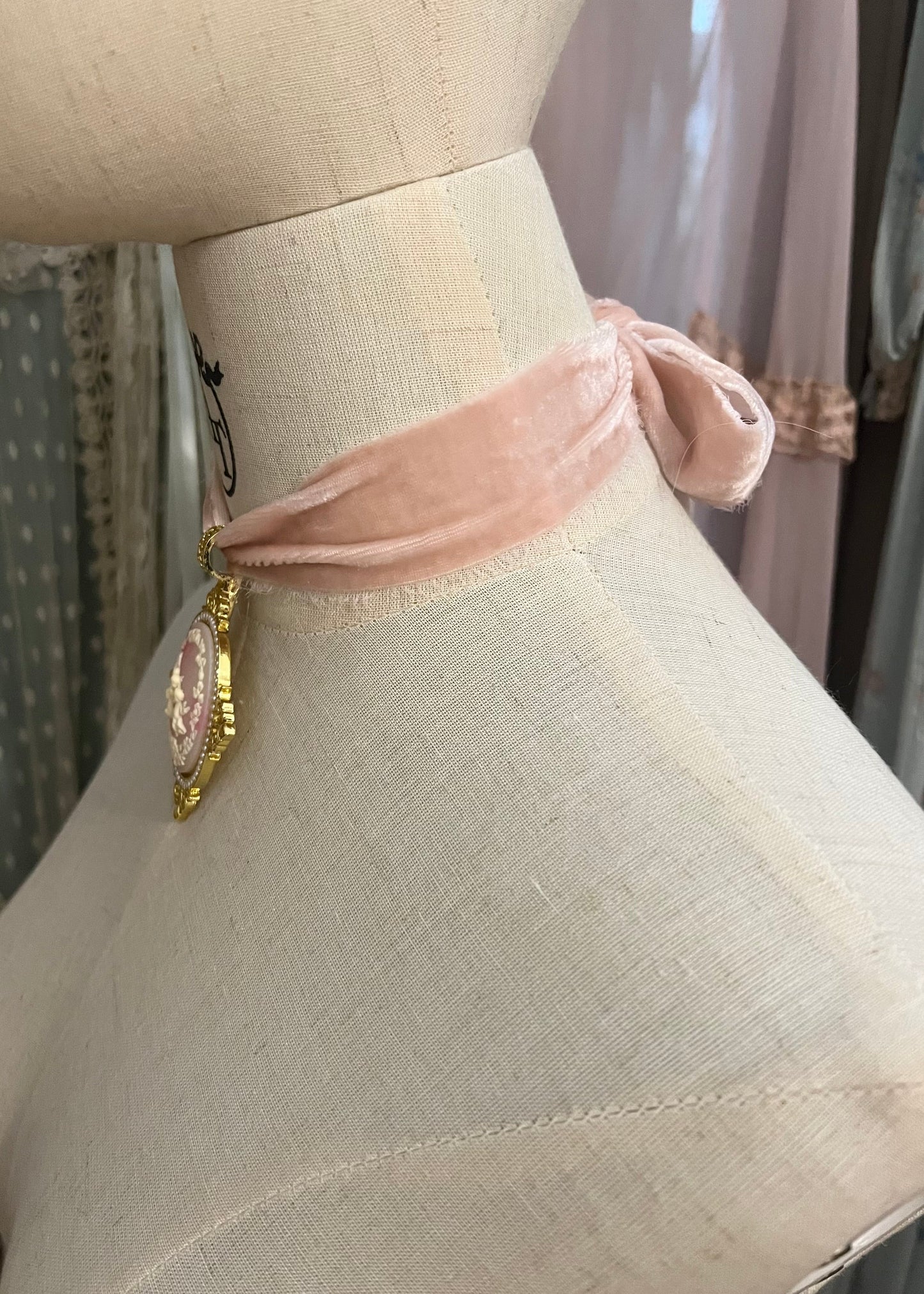 Rococo dreams choker