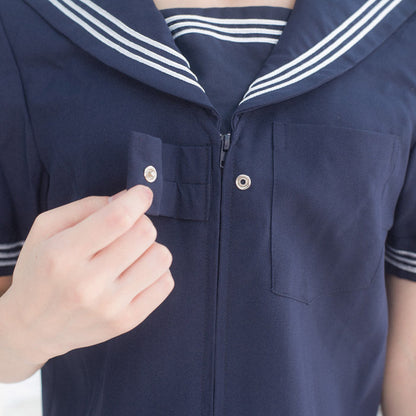 刺繍入りスカーフ留めの紺半袖セーラー服