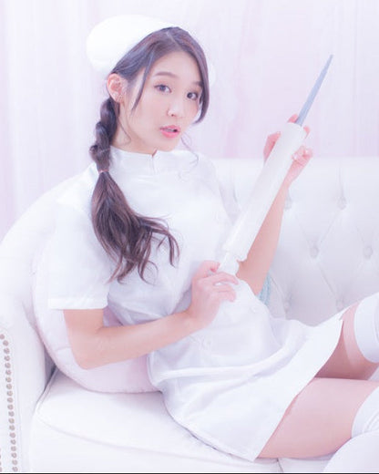 大きな注射器付きホワイトナース