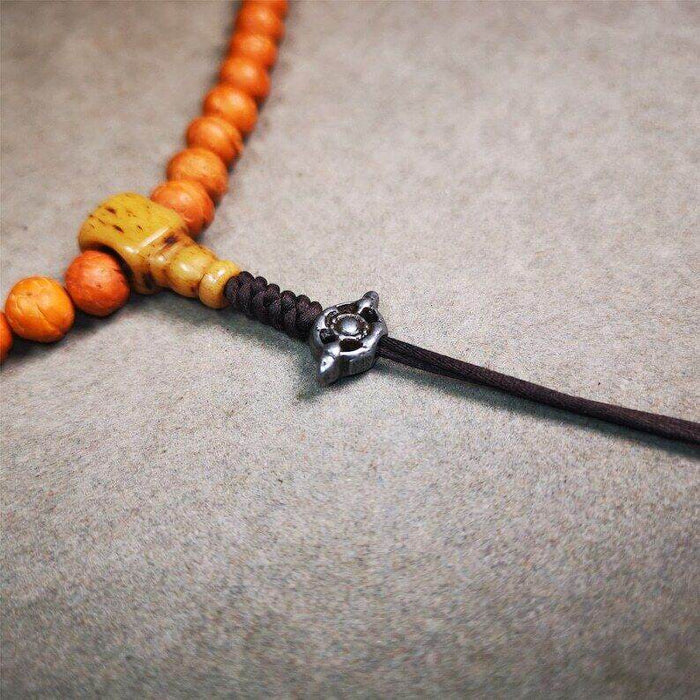 Amulet,Vajra Pendant for Mala,Prayer Bead Accessories - Tibetan Buddhist mala beads, close-up detail