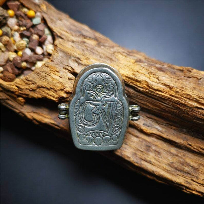 Gau Ghau Shrine,Shri Devi,Drashi Lhamo,Zashi Lhamo,Buddhist Altar Amulet Pendant - Tibetan Buddhist amulet, close-up detail