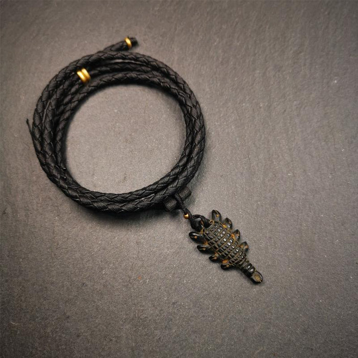 Obsidian Scorpion Amulet 1.38" - Tibetan Buddhist amulet, detailed view
