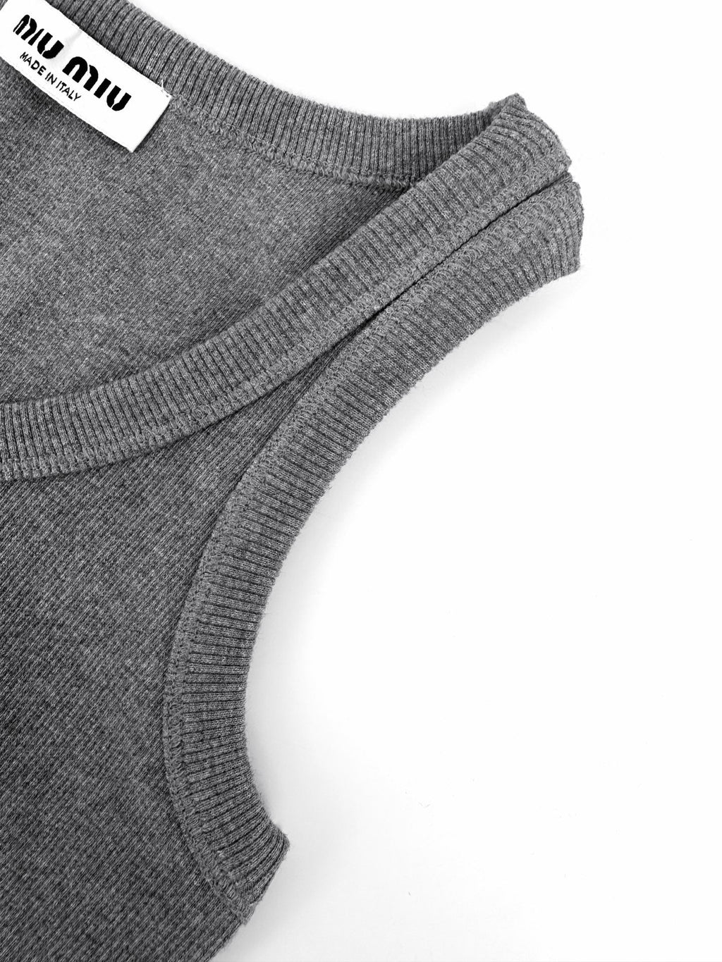 2026 Women’s MM Logo V-neck Top (FF718)